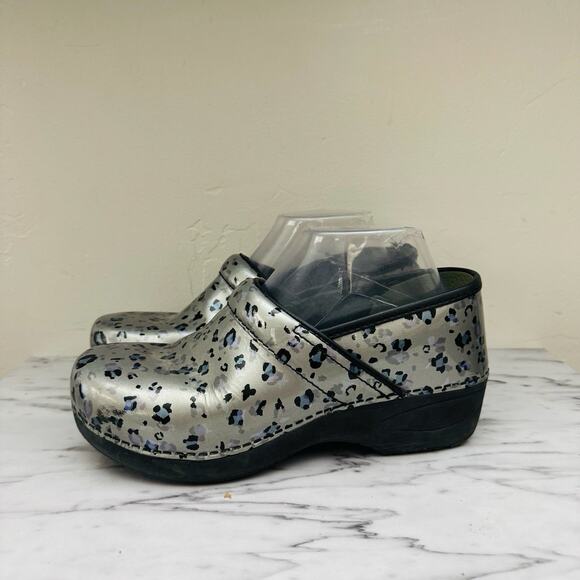Dansko XP 2.0 Silver Cheetah Print Clogs Women’s Size 8.5 - Picture 1 of 10